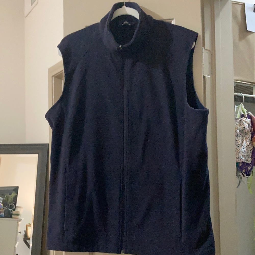 LANDS’ END OUTFITTERS Men’s fleece vest